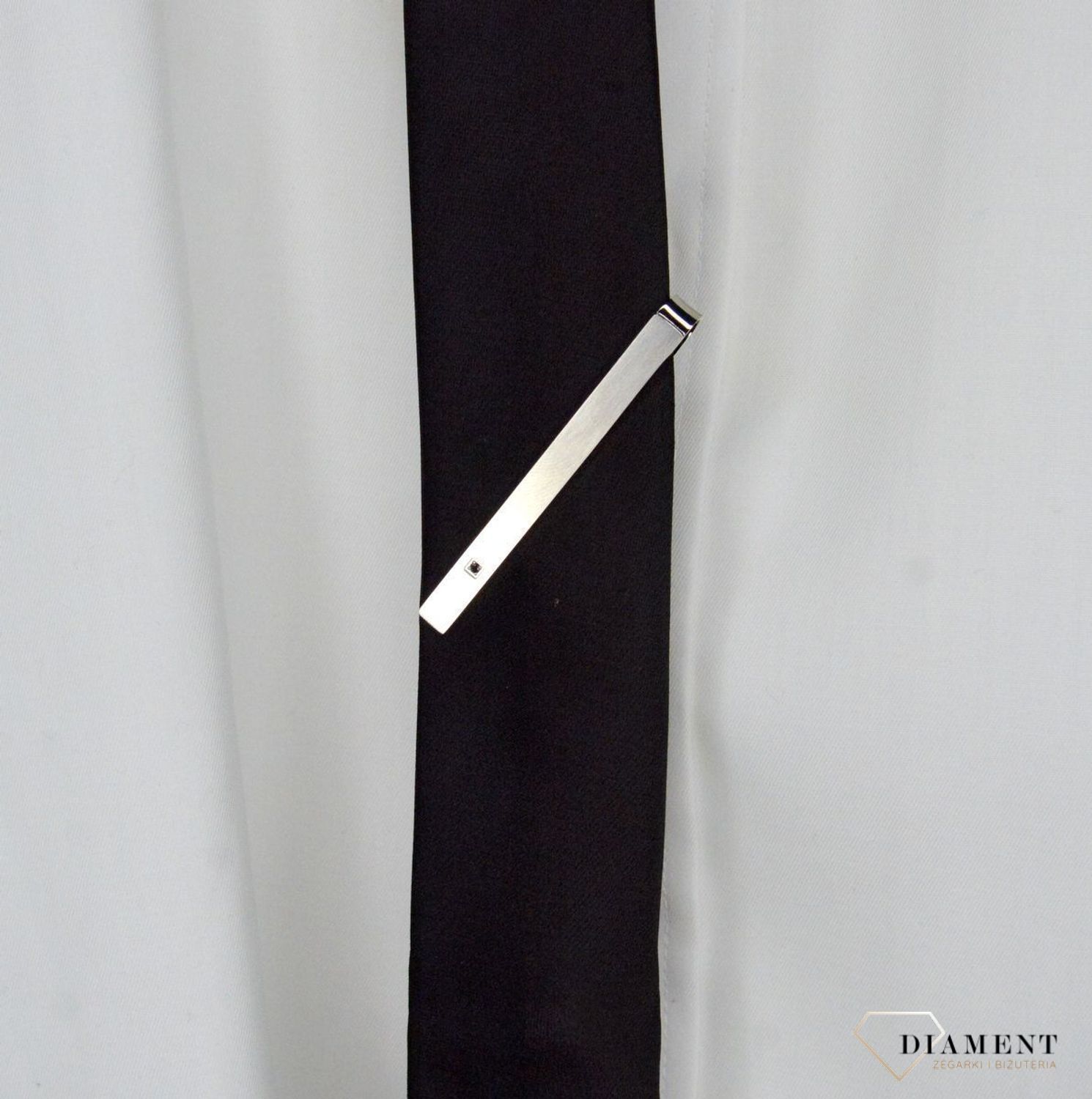 Spinka do krawatu Nomination z Diamentem 028312 009. Wąska spinka do krawata Strong Diamond Edition z czarnym diamentem i satynowym wykończeniem ze stali nierdzewnej. Idealna na prezent (2).jpg